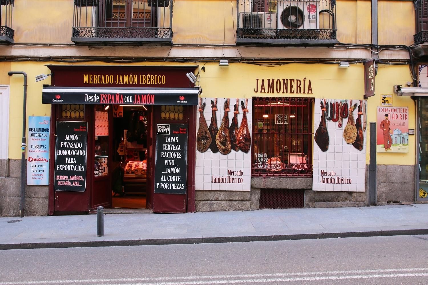 Popular tapas bar in Madrid de Los Austrias
